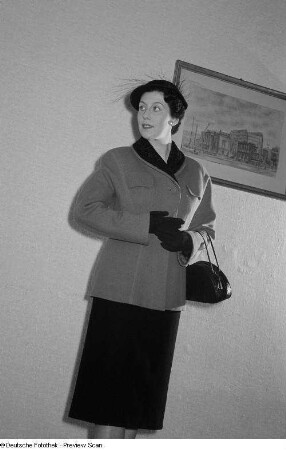 Eine Frau präsentiert Damenbekleidung