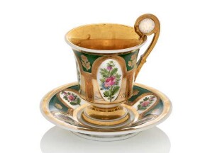 Tasse und Untertasse mit Blumendekor in Medaillons