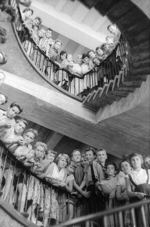 Dresden-Striesen, Fetscherstraße 2. 6. Mittelschule. Treppenhaus mit posierenden Schülern