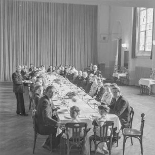 Hochzeit : Gruppenbildnis einer Hochzeitsgesellschaft in einem Gasthof