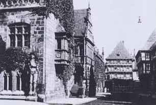 Halberstadt. Rathaus mit Rolandfigur (Sandstein, 4,27 m (ohne Sockel); 1433, 1381 erste Figur aus Holz). Blick vom Holzmarkt zum Wohnhaus, Fischmarkt 1