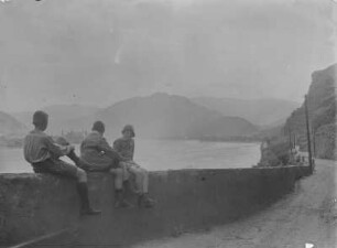 Drei Jungen : Drei Jungen sitzen auf einer Mauer an der Donau