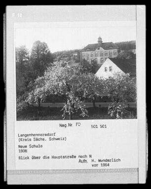 Langenhennersdorf : Langenhennersdorf. Neue Schule (1908). Blick über die Hauptstraße nach Norden