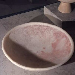 Schale : Karlsruhe, Badisches Landesmuseum. Schale, Herkunft unbekannt. Marmor, Höhe: 10,6 cm, Durchmesser: 40,3 cm. Frühkykladisch II. Innen rot angemalt.