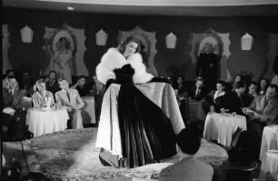 Bukarest: Modenschau: Abendkleid mit Stola
