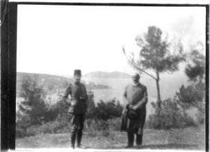 Türkei. Der Veterinärmajor Hans Richter und ein Mann in Zivil vor einer Küstenlandschaft