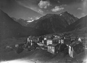 Lavin : Blick von einer Anhöhe über das Dorf Lavin. Im Hintergrund die Berge.