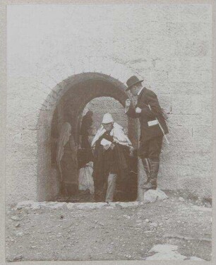 [An der Quelle von 'en Karim [Jerusalem]. Dalman, Fenner.]