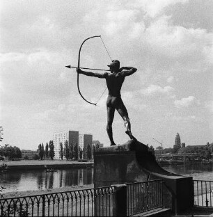 Dresden-Neustadt, Königsufer. Plastik "Bogenschütze" (Bronze, überlebensgroß; 1902, E. M. Geyger)