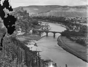 Saarburg : Saarburg. Ortsteilansicht mit der Saarbrücke und Wohnhäuser am linken Ufer unter dem Burgberg. Blick von Süden