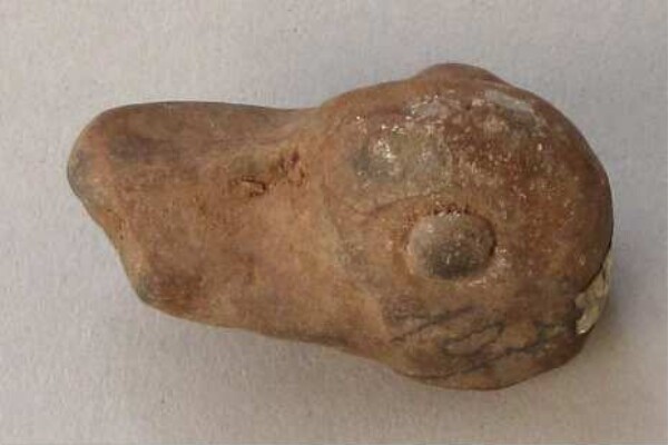 Figurine en argile (fragment de récipient)