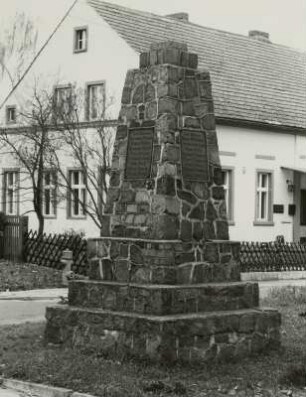 Denkmal für die Gefallenen des 1. Weltkrieges : Denkmal für die Gefallenen des 1. Weltkrieges. Bruchstein (nach 1918). Märkische Heide-Groß Leuthen, vor der Dorfkirche