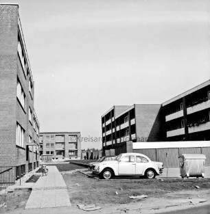 Stemwarde-Siedlung: Sandweg, Sandkamp, Sandhöhe: Wohnungsbau: Wohnblockbebauung der BEWOBAU Hamburg: Wohnblocks vor und nach Fertigstellung: im Vordergrund Parkplatz: dahinter Garagen: links Fußgängerweg im Bau