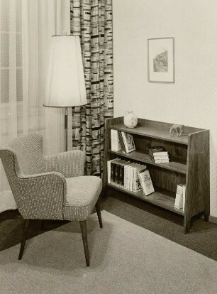 Bücherschrank : Wohn- und Arbeitszimmermöbel (1956; Entwicklungsstelle Radeberg - zum Teil nach Entwürfen von Schierz) in Ausstellungskoje