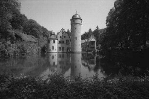 Mespelbrunn: Schloss mit Teich