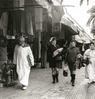 Casablanca, Marokko. Händlerstände und Passanten am Boulevard Mohammed El Hansali