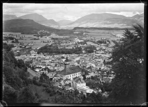 Österreich, Hallein. Blick auf Hallein vom Dürrnberg