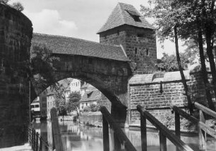 Nürnberg, Stadtmauer : Brücke der Stadtmauer über einen Pegnitzarm