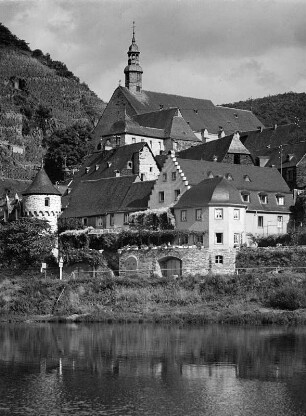 Beilstein, Kreis Cochem-Zell. Ortsteilansicht mit Pfarrkirche Sankt Joseph (1691-1738)