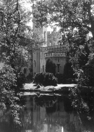 Schloss Sibyllenort : Sibyllenort (Szczodre, Polen). Schloss (1851/1867; C. H. W. Wolf) und Park. Ansicht über den Schlossteich