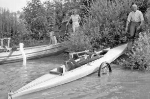 Wallhausen: am Bodensee; Fertigmachen des Saurier-Paddelboots