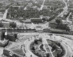 Luftaufnahme, Blick von Norden auf den Mehringplatz mit Amerika-Gedenkbibliothek. Berlin-Kreuzberg, Mehringplatz
