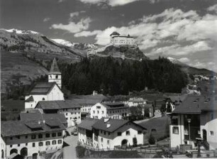 Blick auf das Dorf Tarasp mit der gleichnamigen Burg im Hintergrund