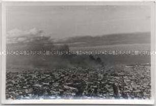 Luftbild einer Stadt nach Bombenabwurf
