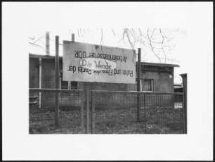 "Umgedrehtes DDR-Losungsplakat mit Aufschrift ""Die Wende"""