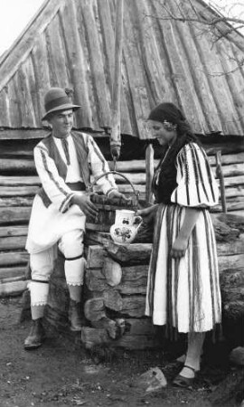 Paar in Tracht am Brunnen
