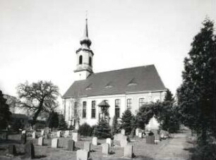 Dresden-Friedrichstadt. Matthäuskirche (1728-1730; M. D. Pöppelmann). Ansicht über den Friedhof mit Glockenstuhl von Süden