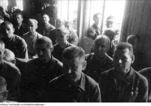 Pirna, Sonnenstein. Heimkehrerlager in Pirna-Sonnenstein, Lager für aus sowjetischer Gefangenschaft zurückkehrende Militärangehörige, Kundgebung mit ihnen, sowjetischen Offizieren und dem sächsischen Ministerpräsidenten Max Seydewitz, 30. April 1948