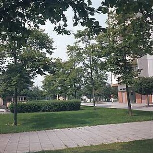 Hansjakob, Gottfried; München - Neuperlach Mitte; Wohnring Neuperlach - Außenraum, Grünanlage mit Fußwegen (gepflastert)