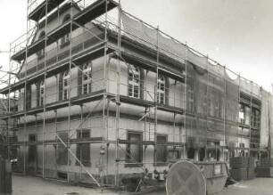 Hirschfelde (Kreis Zittau), Rosenstraße 3. Ehemaliger Gasthof? (Gemeindeamt und Sparkasse) (um 1850). Ansicht mit Gerüst
