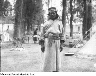 Indien. Kashmir. Ladakh. Leh. Expeditionslager mit Ladakhi-Träger in Volkstracht