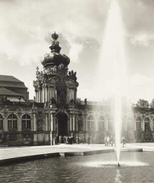 Dresden-Altstadt. Zwinger (1709-1728, M. D. Pöppelmann, B. Permoser). Langgalerie mit Kronentor. Hofseite