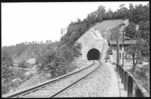 Lichtenwalde. Harrasfelsen mit dem Körnerkranz - Eisenbahntunnel