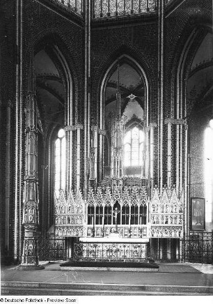 Zisterzienser-Klosterkirche (1295-1368; Restaurierung 1882-1900, G. L. Möckel). Chorraum mit Altar