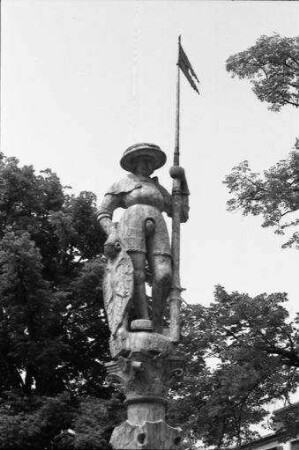 Traunstein: Brunnenfigur, Herold, auf dem Stadtplatz