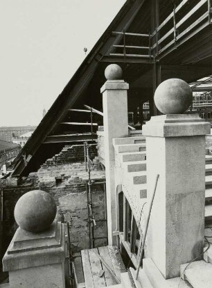 Baustelle Ständehaus, Bauphase Substanzsicherung / Wiederaufbau Dach. Treppenhaus Ostflügel mit neuen Sandsteinsäulen und gemauerten Bögen zur Weiterführung der Treppe in das 1. Dachgeschoss : Dresden-Altstadt, Schloßplatz 1. Baustelle Ständehaus, Bauphase Substanzsicherung / Wiederaufbau Dach. Baustelle Ständehaus, Bauphase Substanzsicherung / Wiederaufbau Dach. Treppenhaus Ostflügel mit neuen Sandsteinsäulen und gemauerten Bögen zur Weiterführung der Treppe in das 1. Dachgeschoss