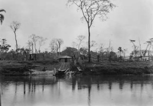 Fährhaus : Unterwegs auf dem Rio Tieté. Am Ufer ein Fährhaus und eine Anlegestelle.