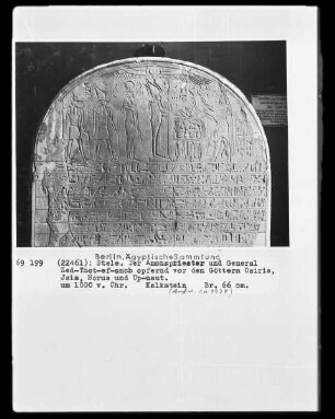 Der Amonpriester Zed-Thot-ef-anch opfert vor Osiris, Isis und Horus