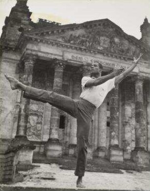 Tänzer der Katherine Dunham-Compagnie vor dem zerstörten Reichstag, Berlin mittfünfziger. Berlin