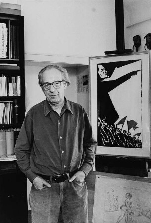 Der Grafiker Herbert Sandberg in seiner Wohnung vor seinen Werken