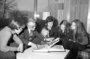 Säckingen: Wohnung; Wirtschaftsminister Eberle mit Familie; am Tisch (mit Fotoalbum)