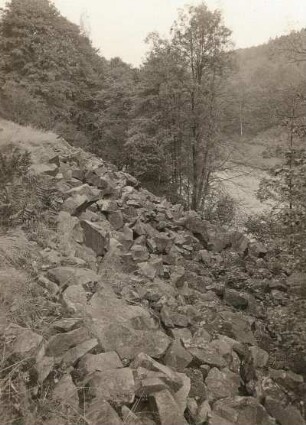 Zschopautal unterhalb der Lauenhainer Mühle. Teilstück des Tanneberger Felssturzes. Blick talabwärts