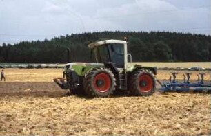 Fotografie: Wendende Bodenbearbeitung, Systemtraktor, Volldrehpflug, Streifenkörper