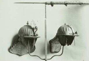 Sturmhaube : Zwei offene Sturmhauben (1620/1630) und ein Kriegsflegel (17. Jh.)