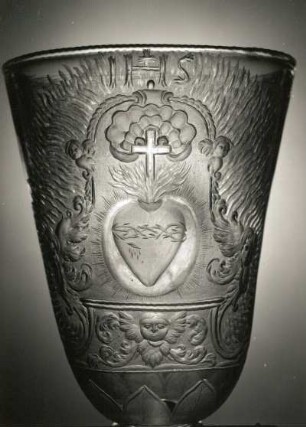 Kuppa, Detail mit "Herz Jesu im Strahlenkranz", umgeben von Rankendekor mit Engelsflüchten. Deckelpokal (Gegenseite: Christus als Herrscher der Welt). Dresden, 1720/1730. Glas (dünn, leicht lichtgrün), Matt- und Klarschnitt; Höhe mit Deckel 29 cm. Bautzen: Katholisches Domstift Sankt Petri VGB 3 (Haase, 1988, Kat. Nr. 141)