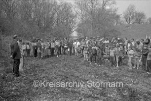 Sportveranstaltung "Trimm-Trab ins Grüne": Veranstalter TSV Zarpen e.V.: Am Struckteich: Wiesenandacht: hinten Teilnehmer: dahinter Bäume: 28. April 1984